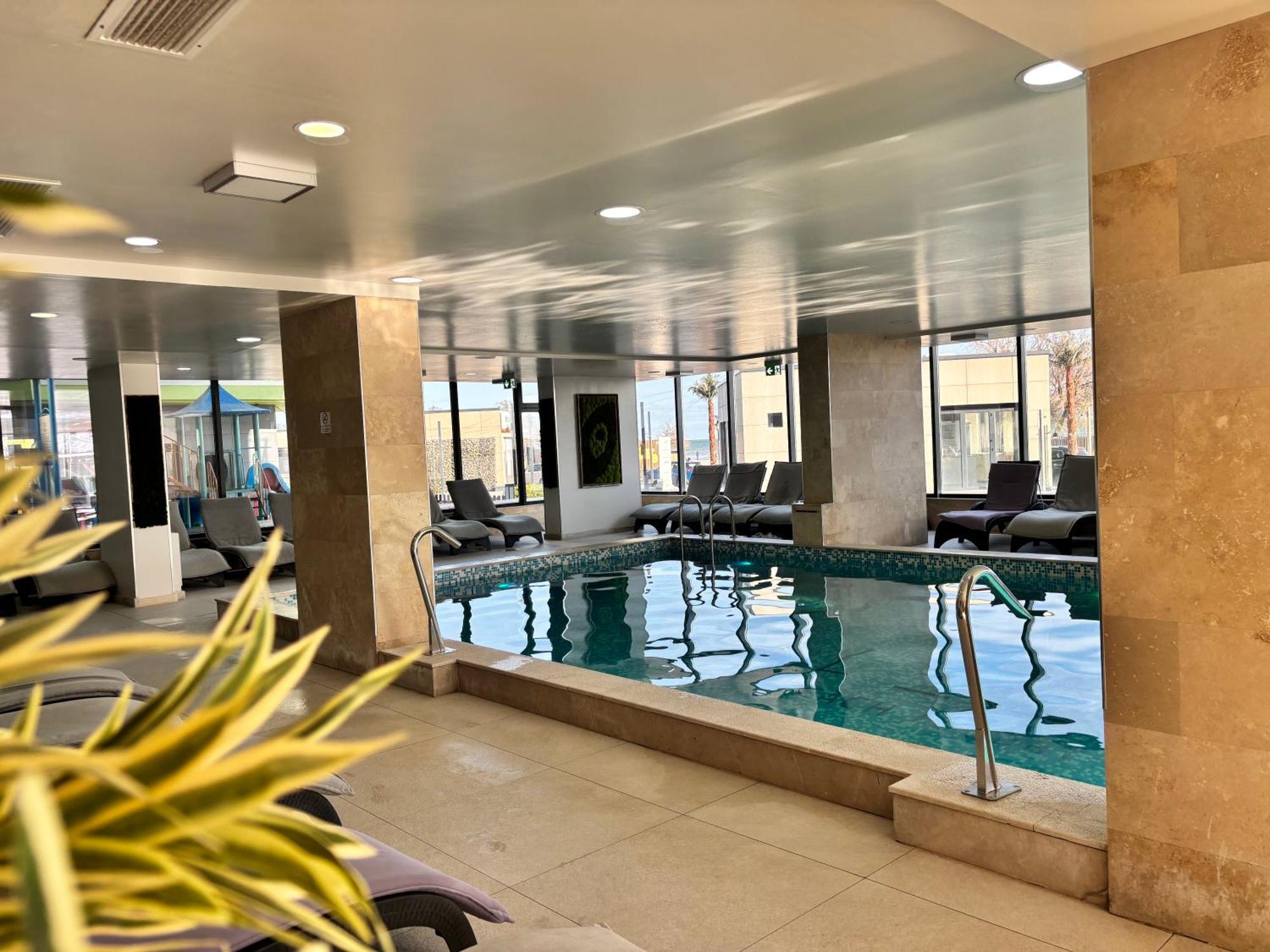 Purple Onyx - Pool & Spa Beach Resort Năvodari Extérieur photo